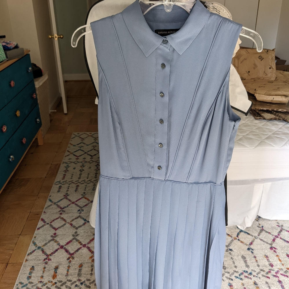 Banana republic size 4 light blue pleated collared dress